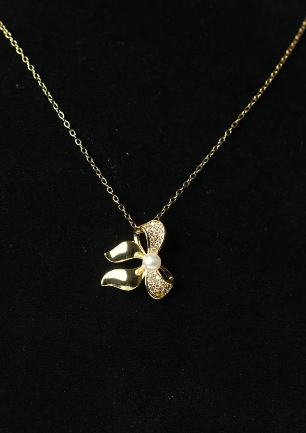 Pearl Grace bow Necklace